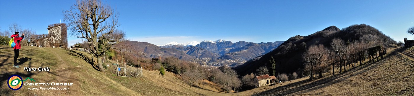 26 Panorama dai Prati Parini al Canto Alto.jpg